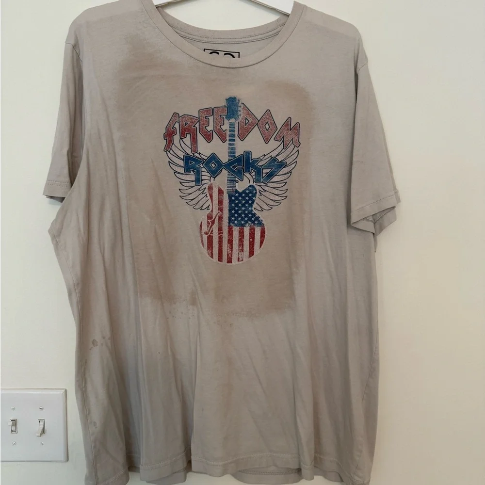 Freedom Rocks Graphic Tee - Light Gray - Picture 1 of 3